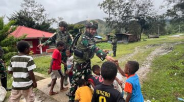 Gotong Royong Bersama Anak Negeri, Satgas Yonif 521/DY Bersihkan Jalan Kampung di Distrik Bolakme