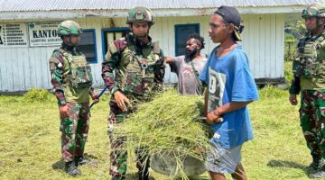 Wujudkan Lingkungan Bersih, Satgas Yonif 521/DY Bersama Warga Gelar Karya Bakti di Area Kantor Desa Apalapsili