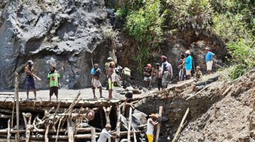 Sigap dan Peduli Binter TNI, Satgas Yonif 521/DY Tangani Perbaikan Jembatan Longsor di Distrik Eragayam