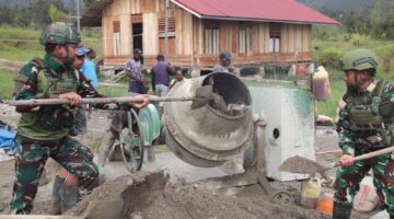 Semangat Gotong Royong, Satgas Yonif 521/DY Bersama Warga Laksanakan Pengecoran Tahap II Masjid H. Aippon Asso di Distrik Walesi