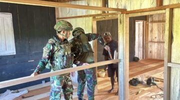 Membangun Harapan dan Kebersamaan, Satgas Yonif 521/DY Hadir Bantu Perbaikan Rumah Warga di Distrik Kobakma