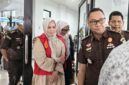 Jaksa dari Kejari Pangkalpinang membawa Wakil Gubernur Bangka Belitung Hellyana ke Lapas Perempuan Kelas III Pangkalpinang pada Senin Sore, 18 Mei 2026. Tempo/ servio maranda