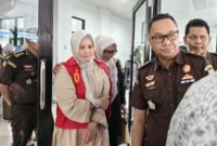 Jaksa dari Kejari Pangkalpinang membawa Wakil Gubernur Bangka Belitung Hellyana ke Lapas Perempuan Kelas III Pangkalpinang pada Senin Sore, 18 Mei 2026. Tempo/ servio maranda