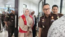 Jaksa dari Kejari Pangkalpinang membawa Wakil Gubernur Bangka Belitung Hellyana ke Lapas Perempuan Kelas III Pangkalpinang pada Senin Sore, 18 Mei 2026. Tempo/ servio maranda
