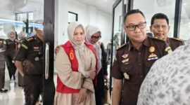 Jaksa dari Kejari Pangkalpinang membawa Wakil Gubernur Bangka Belitung Hellyana ke Lapas Perempuan Kelas III Pangkalpinang pada Senin Sore, 18 Mei 2026. Tempo/ servio maranda