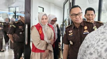 Jaksa dari Kejari Pangkalpinang membawa Wakil Gubernur Bangka Belitung Hellyana ke Lapas Perempuan Kelas III Pangkalpinang pada Senin Sore, 18 Mei 2026. Tempo/ servio maranda
