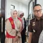 Jaksa dari Kejari Pangkalpinang membawa Wakil Gubernur Bangka Belitung Hellyana ke Lapas Perempuan Kelas III Pangkalpinang pada Senin Sore, 18 Mei 2026. Tempo/ servio maranda
