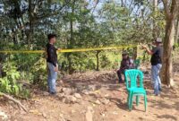 Pemasangan garis polisi di area pemakaman Desa Wlahar, Kecamatan Wangon, Kabupaten Banyumas, Jawa Tengah, Selasa (11/8/2026)(KOMPAS.COM/FADLAN MUKHTAR ZAIN)

Sumber: https://regional.kompas.com/read/2026/08/12/070938878/pembongkaran-makam-sutrimo-di-banyumas-digelar-hari-ini-keluarga-putuskan?utm_kanal=regional_tengah&utm_campaign=distribusi.


Membership: https://kmp.im/plus6
Download aplikasi: https://kmp.im/app6