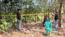 Pemasangan garis polisi di area pemakaman Desa Wlahar, Kecamatan Wangon, Kabupaten Banyumas, Jawa Tengah, Selasa (11/8/2026)(KOMPAS.COM/FADLAN MUKHTAR ZAIN)
Sumber: https://regional.kompas.com/read/2026/08/12/070938878/pembongkaran-makam-sutrimo-di-banyumas-digelar-hari-ini-keluarga-putuskan?utm_kanal=regional_tengah&utm_campaign=distribusi.
Membership: https://kmp.im/plus6
Download aplikasi: https://kmp.im/app6