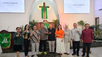 DIALOG LINTAS IMAN GPIB GIBEON: MERAWAT KERUKUNAN, MENJAGA JAKARTA DENGAN KOLABORASI  Jakarta Selatan, 29 Agustus 2026 — Dalam semangat memperkuat persaudaraan, toleransi, dan kehidupan masyarakat yang harmonis di tengah keberagaman, GPIB Jemaat Gibeon Jakarta Selatan menyelenggarakan Dialog Lintas Iman Bulan GERMASA 2026 dengan tema “Menjaga Jakarta dan Merawat Kerukunan.”  Kegiatan yang berlangsung di Gedung Gereja GPIB Gibeon, Jalan Raya Pesanggrahan No. 1A, Kodam Bintaro, Jakarta Selatan, menjadi ruang perjumpaan dan dialog bagi para tokoh agama, pemuka masyarakat, pemerintah, Forum Kerukunan Umat Beragama (FKUB), serta berbagai unsur masyarakat untuk bersama-sama membangun komitmen menjaga kedamaian dan kerukunan di Jakarta.  Dialog Lintas Iman ini merupakan bagian dari rangkaian Bulan GERMASA (Gereja, Masyarakat, Agama-agama dan Lingkungan Hidup) Tahun 2026 yang diinisiasi oleh GPIB Jemaat Gibeon Jakarta Selatan. Kegiatan tersebut berangkat dari kesadaran bahwa Jakarta sebagai miniatur Indonesia dengan keberagaman suku, budaya, agama, dan keyakinan membutuhkan komitmen bersama untuk terus merawat harmoni kehidupan.  Acara menghadirkan sejumlah tokoh sebagai narasumber, yaitu Dr. Wilnan Fatahillah, S.H.I., M.H., M.M. dari DPP LDII; Ibu Js. Ruysya Supit, S.I.Kom., Wakil Sekretaris Dewan Rohaniawan DPP MATAKIN dan Anggota FKUB Provinsi DKI Jakarta; serta Pdt. Hosea Sudarna, S.Th., Ketua Wadah Komunikasi dan Pelayanan Umat Beragama (WKPUB) Jakarta Timur sekaligus Anggota FKUB Jakarta Timur.  Dialog dipandu oleh Pdt. Manuel E. Raintung, Ketua Majelis Jemaat GPIB Gibeon Jakarta Selatan dan Anggota FKUB Jakarta Utara, yang sekaligus menjadi salah satu penggerak utama terselenggaranya ruang perjumpaan lintas iman tersebut.  Dalam kegiatan ini turut hadir unsur pemerintah dan FKUB, dengan sambutan dari Camat Pesanggrahan, Ibu Loly, serta Wakil Ketua FKUB Jakarta Selatan, Pnt. Drs. Johnery Pandia.  Panitia melalui Tim Kerja GERMASA GPIB Gibeon Jakarta Selatan menegaskan bahwa dialog lintas iman bukan sekadar forum untuk bertukar pandangan, melainkan merupakan langkah nyata untuk memperkuat komunikasi, membangun saling pengertian, menumbuhkan kepercayaan, serta mendorong kerja sama di antara berbagai elemen masyarakat.  Kerukunan sebagai Modal Sosial Bangsa  Dalam pemaparannya, Dr. Wilnan Fatahillah dari DPP LDII menekankan bahwa kerukunan merupakan modal sosial yang sangat penting bagi keberlangsungan kehidupan bangsa.  “Kerukunan tidak boleh hanya menjadi slogan. Kerukunan harus diwujudkan dalam sikap saling menghormati, saling memahami, dan kesediaan untuk bekerja sama dalam menghadapi persoalan-persoalan bersama. Perbedaan iman dan keyakinan tidak seharusnya menjadi penghalang untuk membangun Indonesia dan menjaga Jakarta.”  Menurut Wilnan, keberagaman yang dimiliki Indonesia merupakan kekayaan yang harus dirawat bersama. Karena itu, seluruh elemen masyarakat perlu membangun budaya dialog, komunikasi, dan kolaborasi agar perbedaan tidak berkembang menjadi prasangka maupun konflik.  “Setiap umat beragama memiliki tanggung jawab moral untuk menjaga kedamaian. Kita harus memperkuat moderasi, menolak ekstremisme, serta mengembangkan kerja sama nyata dalam bidang sosial, kemanusiaan, lingkungan, pendidikan, dan pembangunan masyarakat,” tambahnya.  Ia juga menekankan bahwa kerukunan tidak cukup dibangun melalui pertemuan formal. Kerukunan harus hadir dalam kehidupan sehari-hari, melalui sikap saling menghargai, kepedulian terhadap sesama, serta kesediaan untuk hadir dan membantu ketika masyarakat menghadapi persoalan bersama.  Memperkuat Ruang Perjumpaan Lintas Iman  Sementara itu, Js. Ruysya Supit dari MATAKIN menekankan pentingnya membangun kolaborasi antar-lembaga keumatan dalam menjaga stabilitas sosial, memperkuat toleransi, serta mendukung pembangunan Jakarta yang inklusif.  Menurutnya, kerukunan tidak terjadi secara otomatis. Kerukunan membutuhkan usaha yang sadar, komunikasi yang terbuka, kesediaan untuk saling mendengar, serta tindakan nyata dalam kehidupan bermasyarakat.  “Ruang-ruang perjumpaan lintas iman harus terus diperkuat. Kita tidak cukup hanya mengetahui bahwa kita berbeda, tetapi juga perlu saling mengenal, saling memahami, dan menemukan ruang-ruang kerja sama yang dapat dilakukan bersama,” ujarnya.  Menurut Ruysya, dialog lintas iman memiliki peran strategis karena melalui dialog masyarakat dapat mengikis prasangka dan membangun kepercayaan. Perjumpaan yang dilakukan secara rutin juga dapat menjadi sarana untuk mengenali persoalan masyarakat secara lebih dekat sekaligus mencari solusi bersama.  Ia menambahkan bahwa semangat kolaborasi harus diwujudkan melalui gotong royong tanpa memandang perbedaan suku, agama, ras, maupun latar belakang sosial.  Kerja sama dalam menghadapi persoalan sosial, menjaga lingkungan, membantu masyarakat yang membutuhkan, serta menghadapi berbagai tantangan kemanusiaan merupakan bukti nyata bahwa nilai-nilai agama dapat menjadi kekuatan positif untuk membangun kehidupan bersama.  Generasi Muda sebagai Pelopor Perdamaian  Sementara itu, Pdt. Hosea Sudarna, S.Th. memberikan perhatian khusus kepada generasi muda. Menurutnya, kaum muda memiliki posisi strategis dalam membangun masa depan kehidupan masyarakat yang damai, toleran, dan inklusif.  Generasi muda diharapkan tidak hanya menjadi penerima pesan-pesan kerukunan, tetapi juga menjadi pelopor perdamaian, penggerak toleransi, serta agen moderasi di tengah masyarakat.  “Generasi muda perlu diberikan ruang untuk bertemu, berdialog, dan bekerja sama lintas agama. Dari ruang perjumpaan seperti inilah dapat tumbuh persahabatan, saling pengertian, dan kepercayaan yang menjadi fondasi penting bagi kehidupan bangsa ke depan,” ujarnya.  Menurut Hosea, tantangan kehidupan beragama dan bermasyarakat pada masa kini semakin kompleks. Perkembangan teknologi informasi dan media sosial, misalnya, dapat menjadi sarana yang sangat positif untuk memperkuat persaudaraan, tetapi juga dapat menjadi ruang penyebaran hoaks, ujaran kebencian, intoleransi, dan berbagai bentuk provokasi.  Karena itu, generasi muda perlu dibekali kemampuan untuk menyaring informasi, membangun komunikasi yang sehat, serta menggunakan media sosial sebagai sarana menyebarkan pesan perdamaian dan persaudaraan.  Melalui Dialog Lintas Iman ini, GPIB Gibeon Jakarta Selatan bersama para tokoh agama, pemerintah, FKUB, dan masyarakat berharap lahir komitmen bersama untuk terus merawat kerukunan, memperkuat toleransi, membuka ruang dialog, dan membangun kolaborasi lintas iman.  Menjaga Jakarta adalah Tanggung Jawab Bersama  Pemandu acara, Pdt. Manuel E. Raintung, menggarisbawahi bahwa pesan utama yang mengemuka dalam kegiatan ini adalah bahwa menjaga Jakarta bukan hanya tugas pemerintah atau kelompok tertentu.  “Menjaga Jakarta adalah tanggung jawab kita bersama. Jakarta adalah rumah bagi masyarakat yang sangat beragam. Karena itu, kedamaian dan ketertiban kota ini hanya dapat terwujud apabila seluruh warga mampu hidup berdampingan, menghormati perbedaan, dan bergandengan tangan membangun kehidupan bersama,” ungkapnya.  Menurut Manuel, dialog lintas iman harus dipandang sebagai bagian dari upaya membangun ekosistem kerukunan yang berkelanjutan. Forum semacam ini diharapkan tidak berhenti setelah acara selesai, tetapi dilanjutkan melalui berbagai bentuk komunikasi dan kerja sama konkret di tengah masyarakat.  “Yang kita bangun bukan hanya komunikasi pada saat terjadi persoalan. Kita perlu membangun komunikasi sebelum persoalan muncul, sehingga ketika ada tantangan, masyarakat sudah memiliki kepercayaan dan jaringan kerja sama untuk menyelesaikannya secara bersama-sama,” tambahnya.  Kolaborasi Lintas Iman untuk Jakarta yang Damai  Sebagai bagian penting dari kegiatan, Ibu Loly yang mewakili Camat Pesanggrahan menegaskan bahwa kolaborasi lintas iman merupakan kekuatan penting dalam menghadapi berbagai persoalan bersama di tengah masyarakat.  Menurutnya, pemerintah tidak dapat bekerja sendiri dalam menjaga ketenteraman dan keharmonisan masyarakat. Dukungan dari tokoh agama, organisasi kemasyarakatan, komunitas, lembaga pendidikan, pemuda, serta seluruh warga sangat diperlukan.  “Kerukunan tidak tercipta dengan sendirinya. Diperlukan usaha yang sadar, konsisten, dan berkelanjutan untuk membangun komunikasi serta memperkuat kepercayaan di antara kelompok masyarakat yang berbeda,” ujarnya.  Ia menambahkan bahwa semangat kolaborasi lintas iman dapat menjadi kekuatan untuk menghadapi berbagai persoalan, mulai dari masalah sosial, lingkungan, kemiskinan, kepedulian terhadap kelompok rentan, hingga potensi konflik di tengah masyarakat.  “Pemerintah tentu memiliki keterbatasan. Karena itu, sinergi dengan tokoh agama dan seluruh elemen masyarakat menjadi sangat penting. Ketika masyarakat memiliki kepedulian yang sama terhadap lingkungan dan kehidupan sosial di sekitarnya, berbagai persoalan dapat lebih cepat dikenali dan dicarikan jalan keluarnya,” lanjutnya.  Ibu Loly juga mengajak seluruh peserta untuk menjadikan kerukunan bukan hanya sebagai wacana, tetapi sebagai budaya dalam kehidupan sehari-hari. Sikap sederhana seperti menghormati tetangga yang berbeda agama, memberikan ruang bagi orang lain untuk menjalankan ibadah, membantu warga yang mengalami kesulitan, serta menjaga lingkungan merupakan bagian dari praktik nyata merawat kerukunan.  Ia berharap semangat yang dibangun dalam Dialog Lintas Iman GPIB Gibeon dapat terus diteruskan di tingkat masyarakat.  “Jangan sampai kita hanya bertemu ketika ada kegiatan. Mari kita terus membangun komunikasi, saling mengenal, dan bekerja sama dalam kegiatan-kegiatan sosial yang memberikan manfaat langsung bagi masyarakat. Dengan demikian, kerukunan tidak hanya menjadi pesan dalam forum ini, tetapi benar-benar dirasakan dalam kehidupan warga,” tegasnya.  Merawat Kerukunan, Menjaga Jakarta  Dialog Lintas Iman Bulan GERMASA 2026 GPIB Gibeon Jakarta Selatan pada akhirnya menegaskan satu pesan penting: kerukunan adalah tanggung jawab bersama dan harus dirawat melalui perjumpaan, komunikasi, kepercayaan, serta kolaborasi nyata.  Keberagaman Jakarta bukanlah hambatan, melainkan kekuatan yang dapat menjadi modal besar dalam membangun kota yang aman, damai, inklusif, dan berkeadaban.  Dari ruang dialog tersebut, para peserta meneguhkan komitmen bahwa perbedaan agama, keyakinan, suku, budaya, dan latar belakang sosial tidak boleh menjadi alasan untuk saling menjauh. Sebaliknya, keberagaman harus menjadi pintu untuk saling mengenal, saling menghormati, dan bekerja bersama bagi kepentingan masyarakat.  Semangat “Menjaga Jakarta dan Merawat Kerukunan” diharapkan tidak berhenti sebagai tema kegiatan, tetapi menjadi gerakan bersama yang diwujudkan dalam kehidupan sehari-hari.  GPIB Jemaat Gibeon Jakarta Selatan melalui Bulan GERMASA 2026 berharap ruang-ruang perjumpaan lintas iman dapat terus tumbuh dan berkembang, sehingga semakin banyak masyarakat yang terlibat dalam membangun persaudaraan, memperkuat toleransi, menjaga lingkungan, serta menghadirkan kedamaian di tengah kehidupan bersama.  Karena Jakarta adalah rumah kita bersama. Merawat kerukunan berarti menjaga persaudaraan, dan menjaga persaudaraan berarti turut menjaga Jakarta.