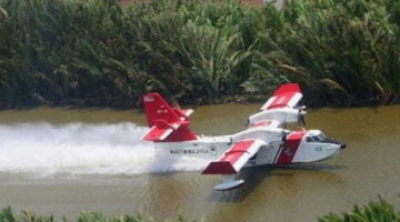 Pesawat Amfibi Malaysia Bantu Padamkan Karhutla di Sumatera, Angkut 6.000 Liter Air dalam 12 Detik