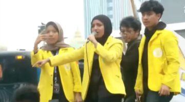 Viral Ketegangan Aksi BEM UI, Polisi Larang Mobil Komando di Bundaran HI
