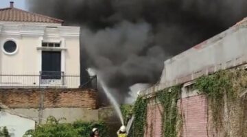 Kebakaran Landa Permukiman Padat di Duren Sawit, Puluhan Bangunan Hangus Terbakar