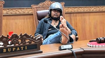 Aksi Warga Duduki Kursi Pimpinan DPRD Pati Viral, Cerminan Kekecewaan dan Polemik Etika Publik