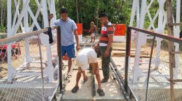 Percepat Akses Dua Desa, TNI dan Warga Herlang Kompak Plester Talud Jembatan Beton Garuda
