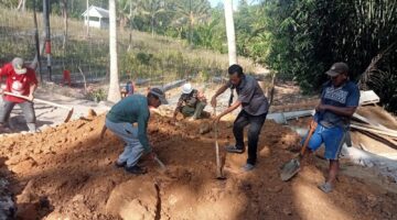 Sinergi TNI-Rakyat, Koramil Herlang Gotong Royong Ratakan Timbunan Jalan Jembatan Beton Garuda