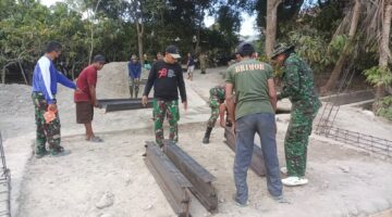Tingkatkan Akses Antardesa, Personel Koramil 1411-07/Herlang Bersama Warga Gotong Royong Bangun Jembatan Garuda
