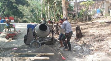 Wujud Kemanunggalan, Personel Koramil 1411-07/Herlang Bersama Warga Gotong Royong Bangun Jembatan Beton Garuda