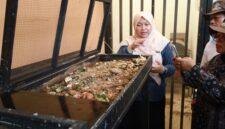 Foto 1. Warga RW 10 Kelurahan Bubulak mengamati area pengolahan sampah organik saat mengikuti kegiatan Dospulkam IPB University di School of Waste Management (SWAM), Bogor Barat, Sabtu (19/9/2026).