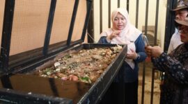 Foto 1. Warga RW 10 Kelurahan Bubulak mengamati area pengolahan sampah organik saat mengikuti kegiatan Dospulkam IPB University di School of Waste Management (SWAM), Bogor Barat, Sabtu (19/9/2026).