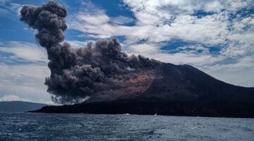Gunung Anak Krakatau Erupsi, Operasional Penyeberangan Merak-Bakauheni Tetap Dipaksakan Berjalan