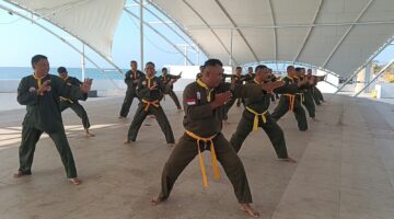 Asah Fisik dan Kemampuan Tempur, Personel Kodim 1411/Bulukumba Gelar Latihan Pencak Silat Militer di Pantai Merpati