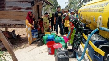 Peduli Warga Terdampak Kekeringan, Kodim 1411/Bulukumba Salurkan Bantuan Air Bersih di Desa Tugondeng
