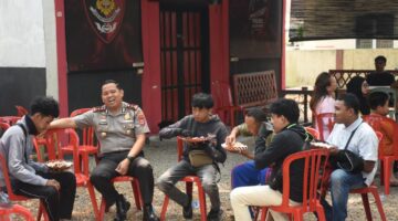 Kapolres Bulukumba Sambangi Aksi Jumat Berkah, Pastikan Makan Gratis Terus Berlanjut.