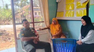 Jaga Kesehatan Warga, Babinsa Koramil 1411-06/Bonto Bahari Gelar Komsos Bersama Petugas Pustu di Desa Caramming