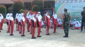 Tanamkan Disiplin Sejak Dini, Babinsa Serka Saefullah Berikan Pelatihan PBB kepada Siswa SD di Desa Balong