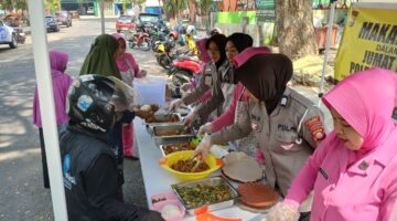 Aksi Jumat Berkah Makan Gratis Polres Bulukumba Kian Ramai Diserbu Warga.