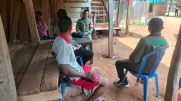 Jaga Semangat Petani di Tengah Kemarau, Babinsa Bonto Tiro Bulukumba Gelar Komsos Bersama Para Petani
